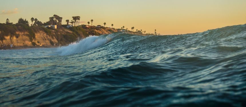 Image of a large wave in the pacific representing tsunami warning risk